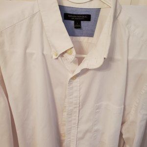 Banana Republic classic button down white shirt Size L. 97% cotton 3%Lycra.